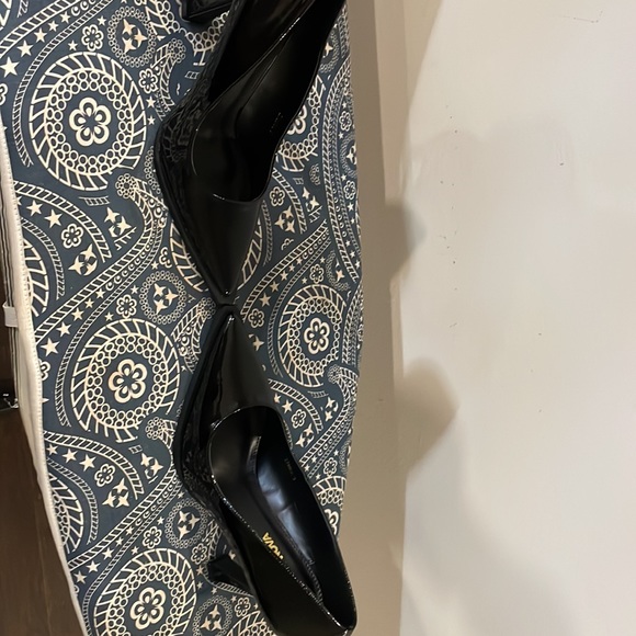 Black shiny Pump heels size 9. - Picture 5 of 5